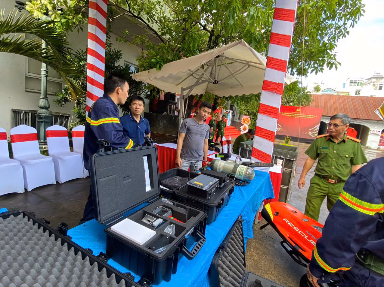 2 tổ Cảnh sát đặc biệt tinh nhuệ chữa cháy và CNCH trên cạn, dưới nước được thành lập -1