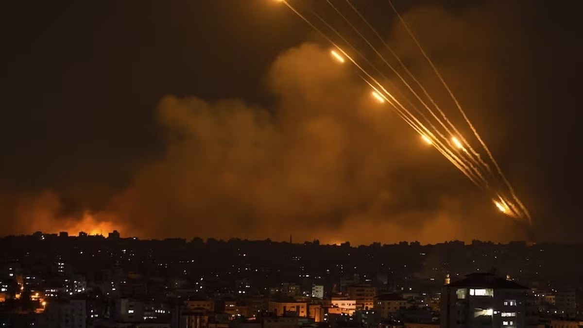 Israel tấn công đợt hai, Iran đóng cửa không phận -0