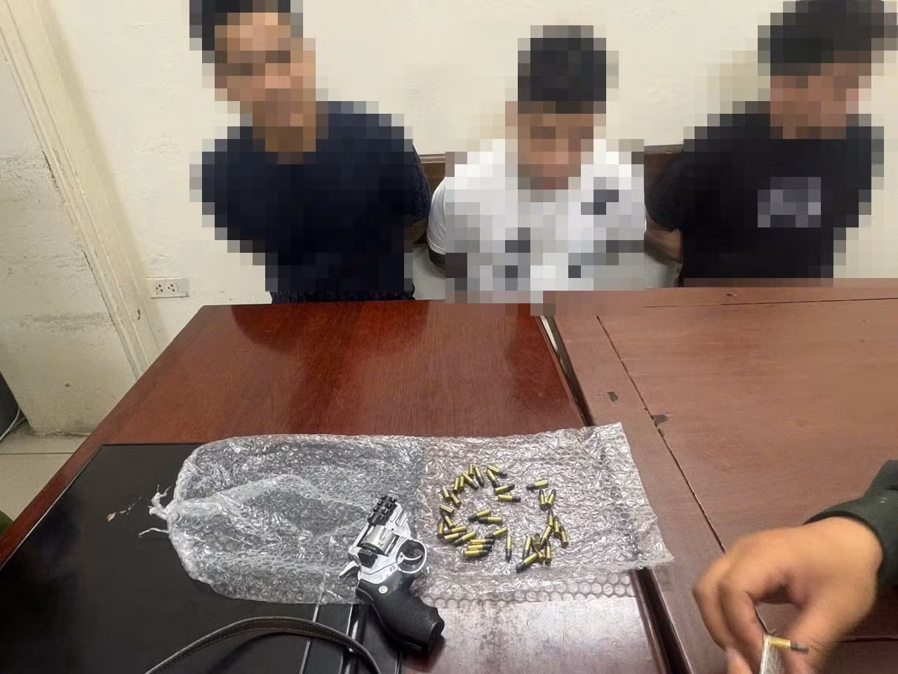 141 bắt giữ nhiều đối tượng mang súng, kiếm -0