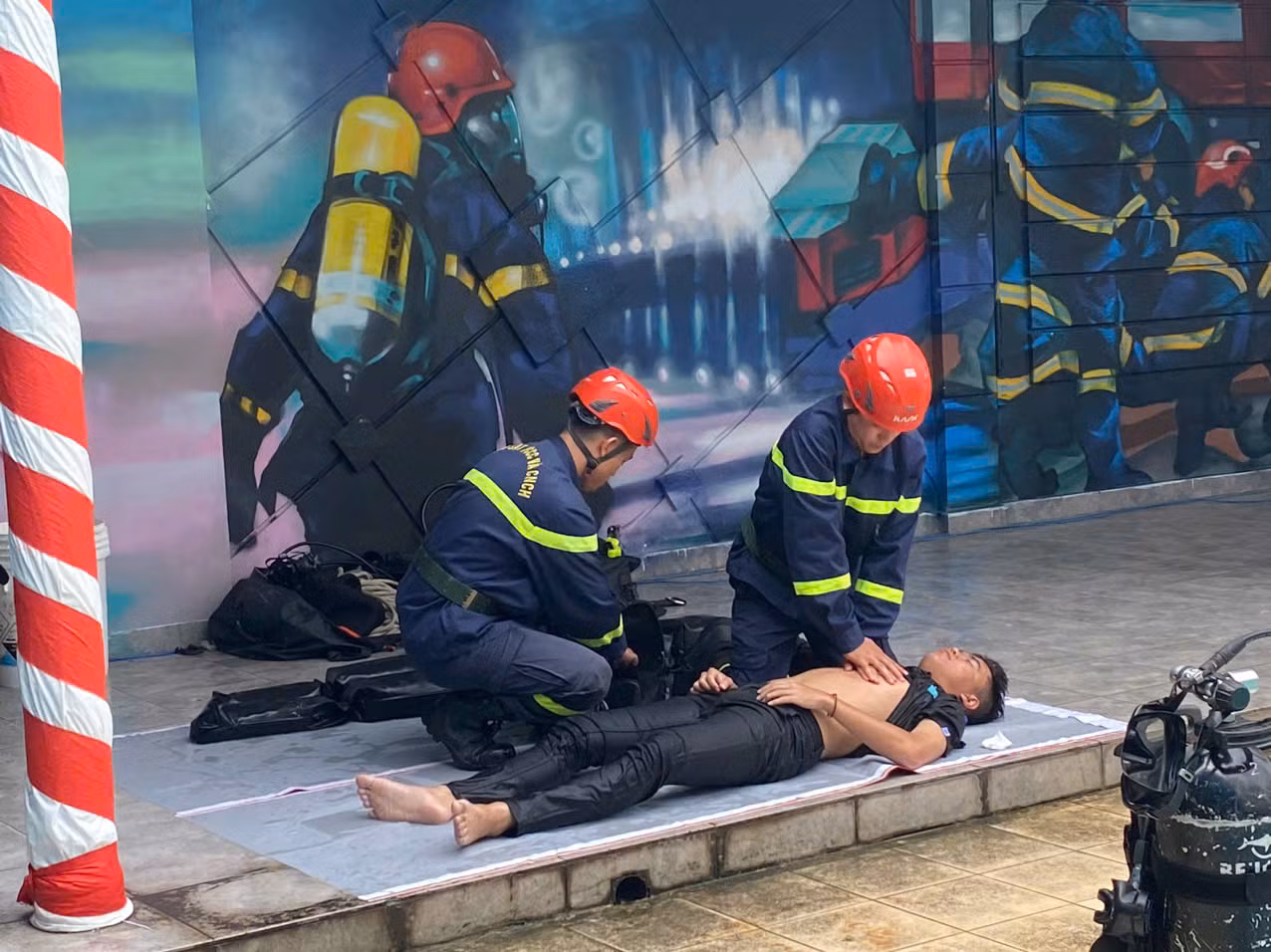 2 tổ Cảnh sát đặc biệt tinh nhuệ chữa cháy và CNCH trên cạn, dưới nước được thành lập -2