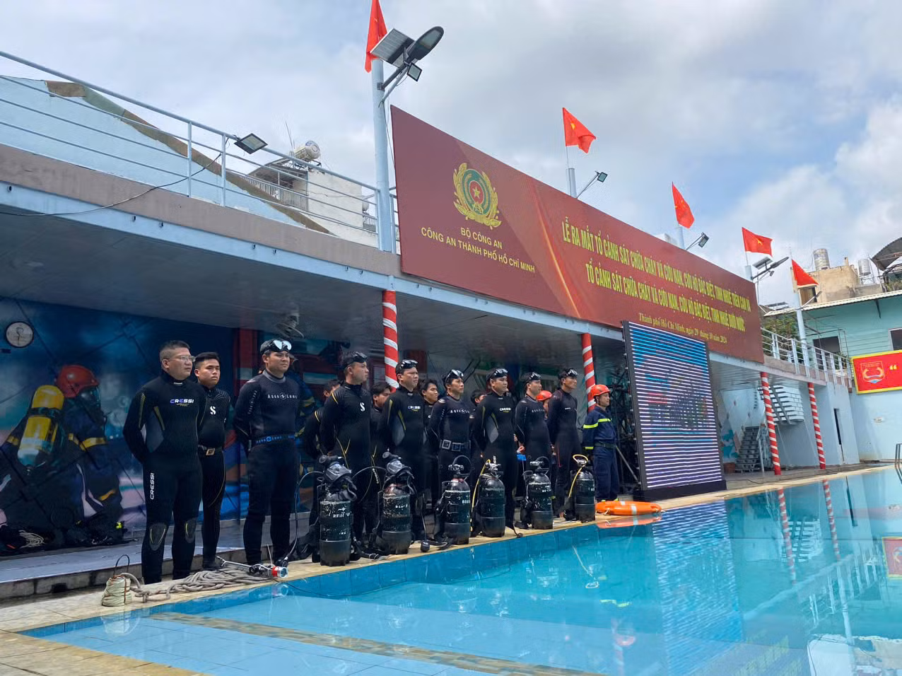 2 tổ Cảnh sát đặc biệt tinh nhuệ chữa cháy và CNCH trên cạn, dưới nước được thành lập -0