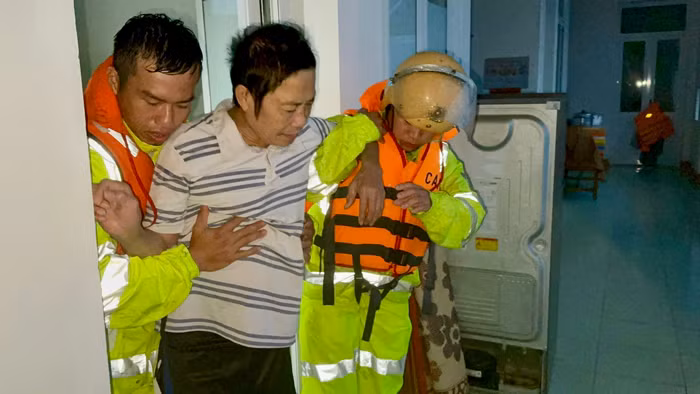 Lực lượng Công an ngày đêm gồng mình cứu dân thoát khỏi nguy hiểm -0