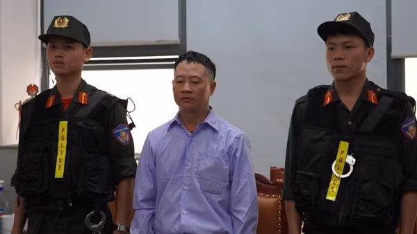 Vận động đối tượng truy nã trốn sang nước ngoài về nước đầu thú