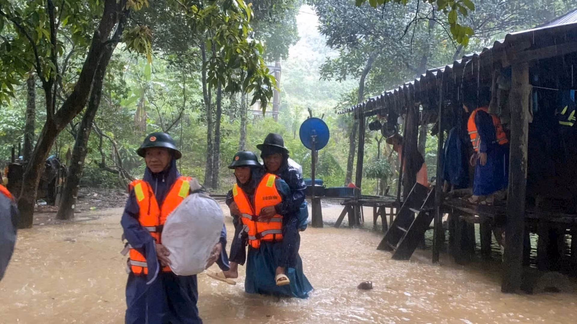 Công an Quảng Bình trắng đêm giúp dân chạy lũ -0
