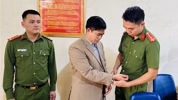 Bớt xén kinh phí của học sinh dân tộc nội trú, một hiệu trưởng ở Lào Cai bị bắt