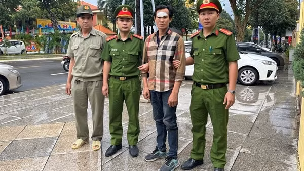 Tạm giữ 2 “ma men” lăng mạ, tấn công Cảnh sát