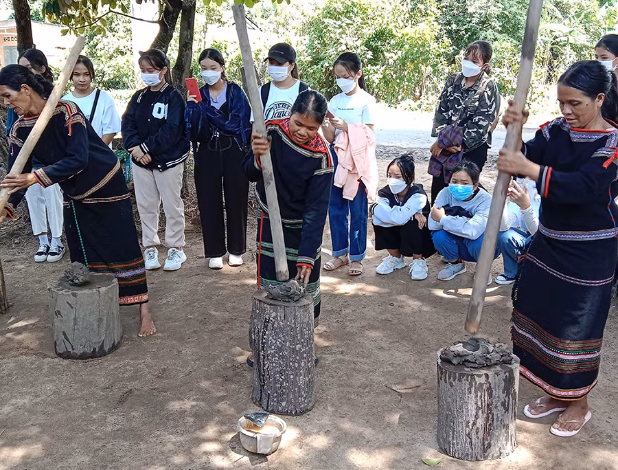 Gốm đen cổ khắc khoải hồi sinh -0
