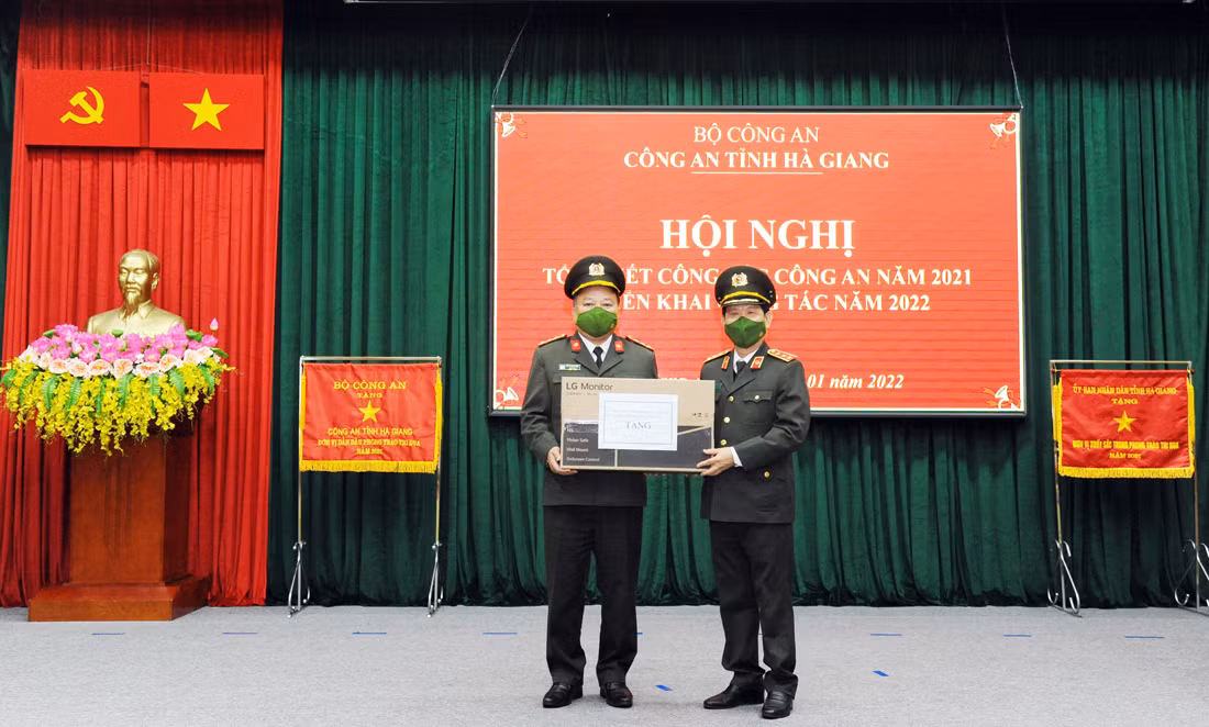 Lãnh đạo Bộ Công an thăm, tặng quà cho Công an các xã biên giới tỉnh Hà Giang -0
