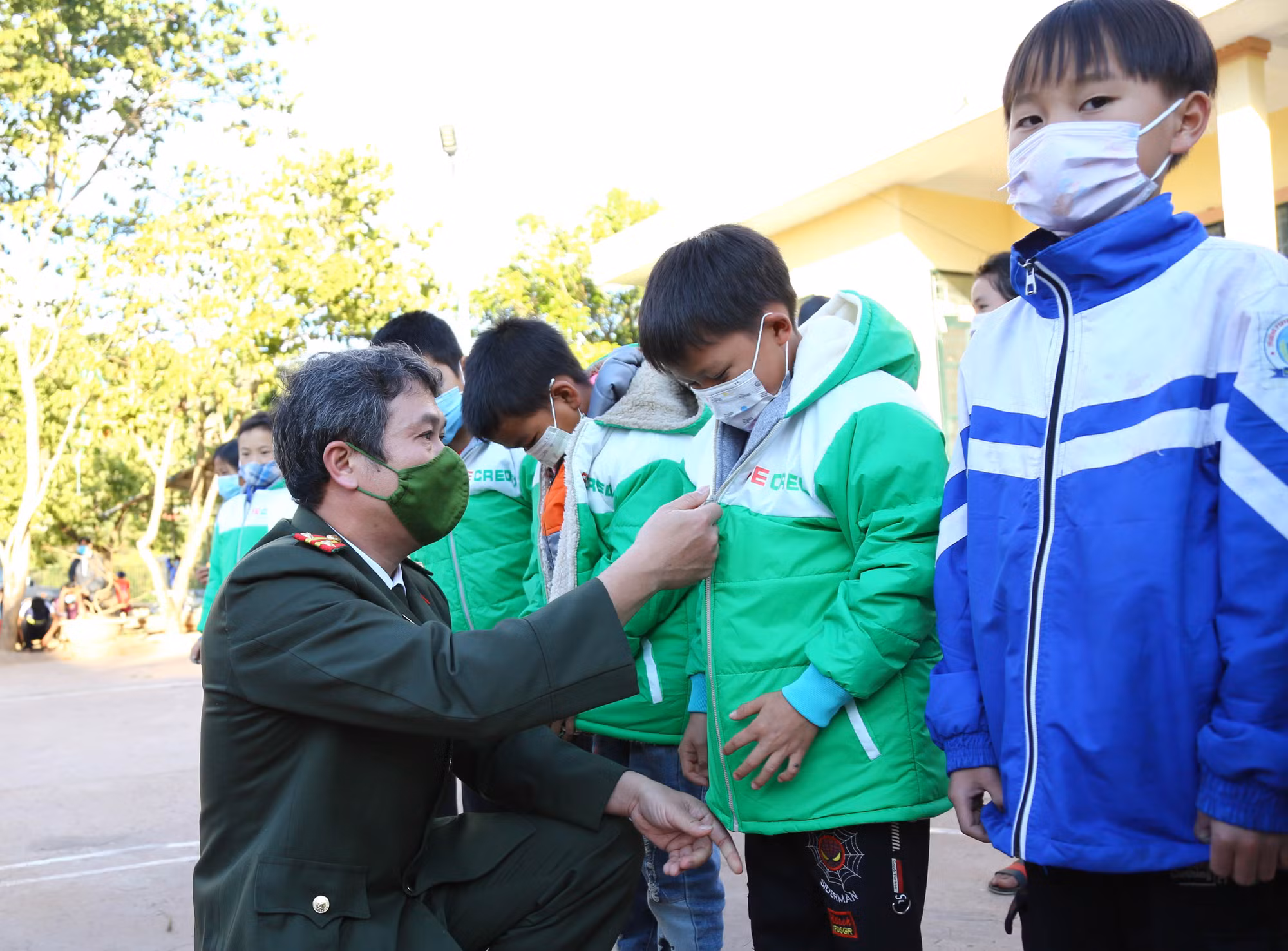 Trao yêu thương tới các gia đình nghèo và học sinh Điện Biên -0
