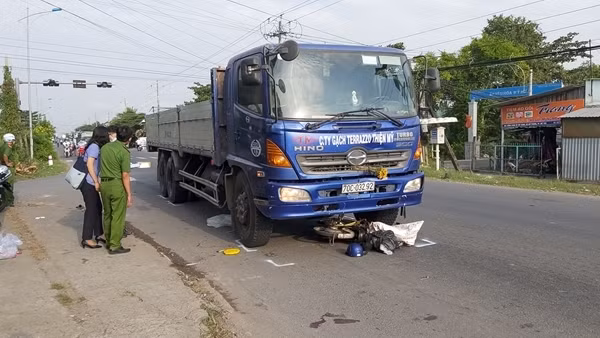 Xe tải va chạm xe đạp điện, bé gái 12 tuổi tử vong ảnh 2
