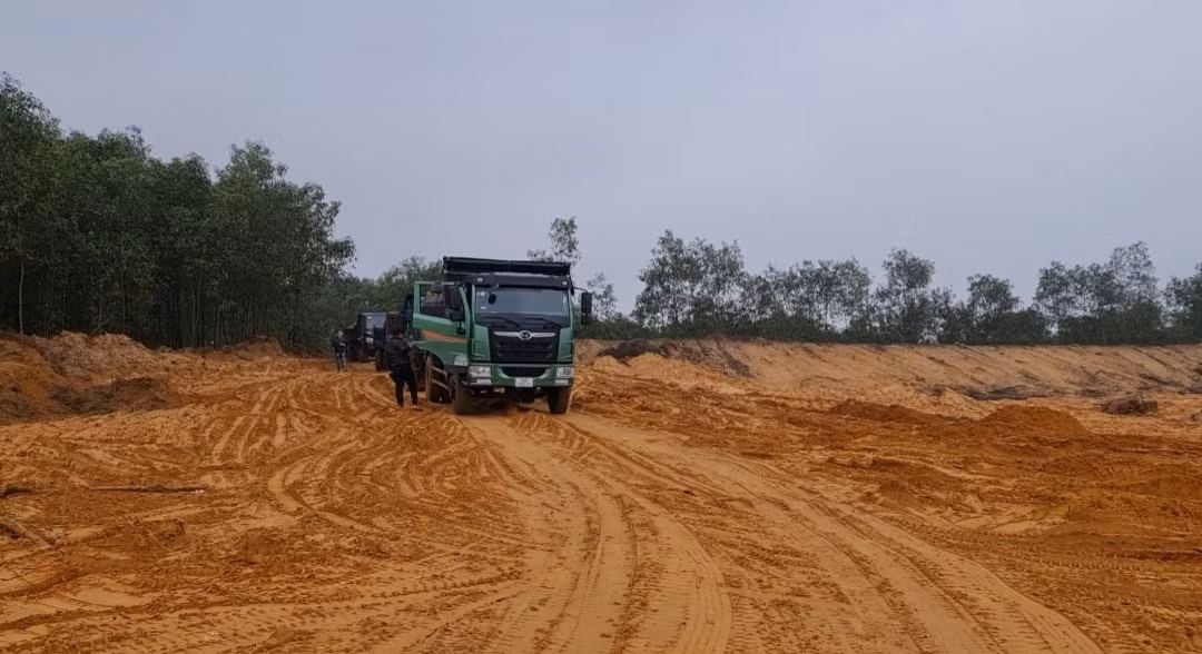 Ngang nhiên khai thác trái phép đất, cát trong suốt hơn 2 năm: Câu kết để trục lợi hay lơ trong quản lý? -1