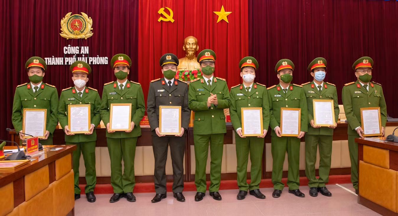 Khen thưởng chiến công đặc biệt bắt đối tượng gây ra vụ cướp 3,5 tỷ đồng -0