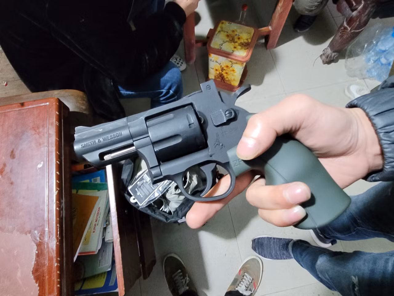 Đã bắt được đối tượng sử dụng súng cướp tiền ở ngân hàng -0