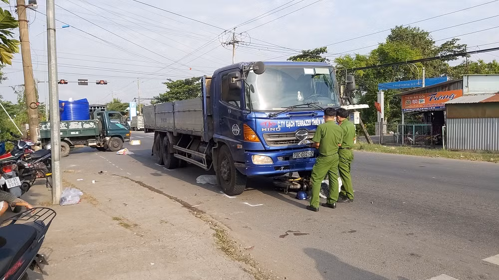 Xe tải va chạm xe đạp điện trên QL50, một phụ nữ tử vong -1
