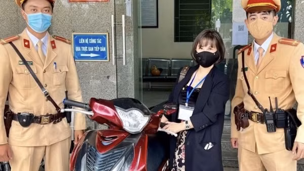 Hai chiến sĩ Công an trao trả giấy tờ và 100 triệu đồng cho người làm rơi ảnh 3