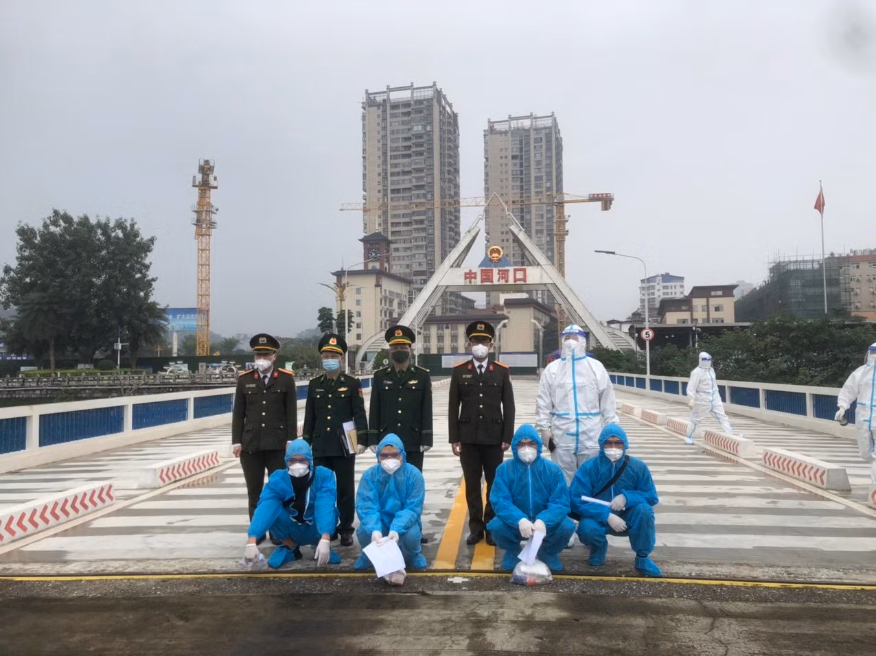 luc luong phong qu ản lý xuất nhập cảnh và lực lượng hỗ tro tu phap cong an tỉnh trao trả 4 công dân trung quốc tại cửa khẩu lào cai, tinh lao cai.jpg -0