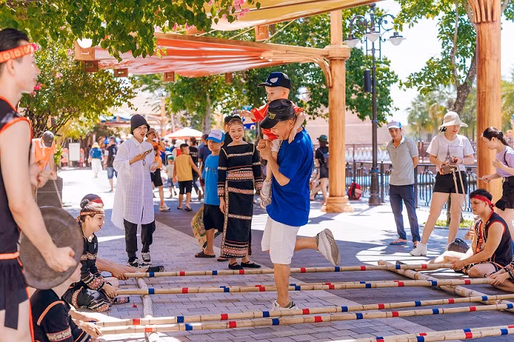 Lễ hội cồng chiêng làm nức lòng du khách tại VinWonders Nam Hội An -0
