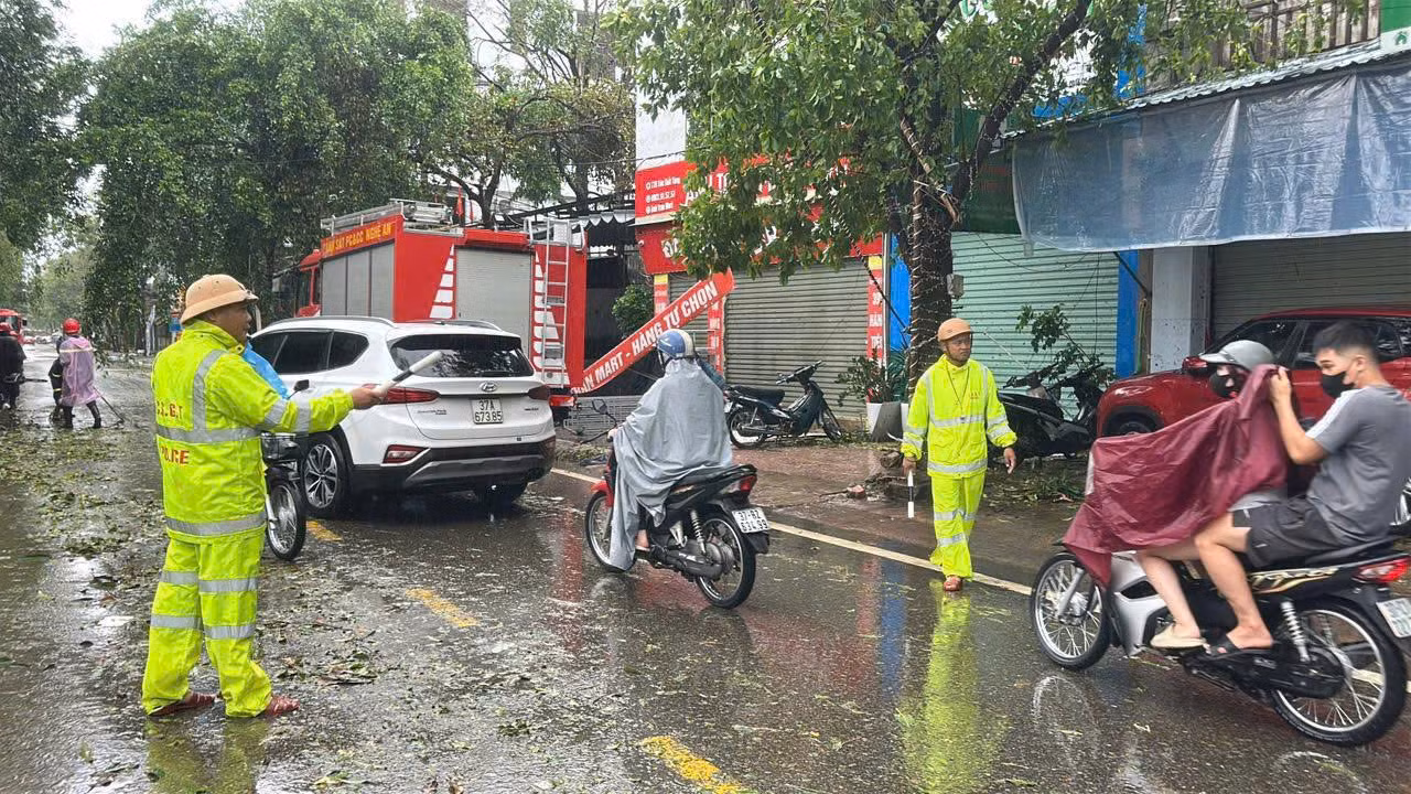 Công an Nghệ An khẩn trương khắc phục hậu quả bão số 10 -0
