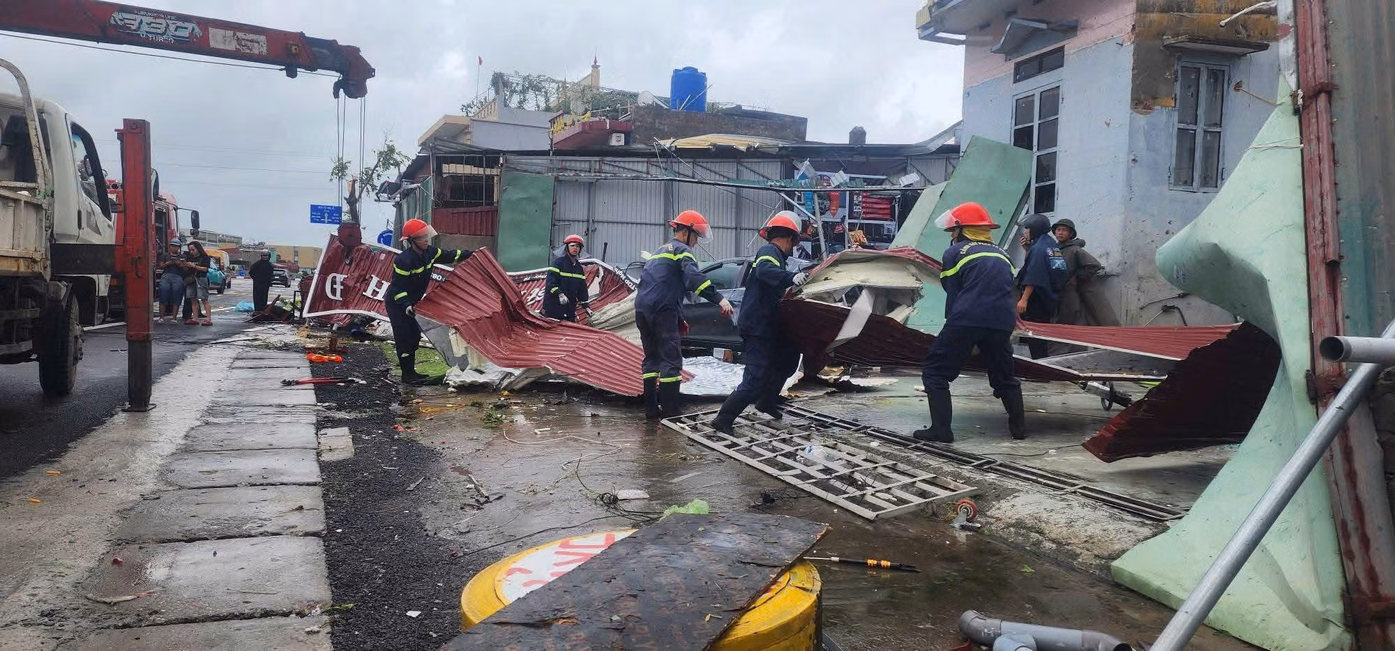 Dông lốc ở Hưng Yên khiến 2 người tử vong, hư hại nhiều tài sản -0