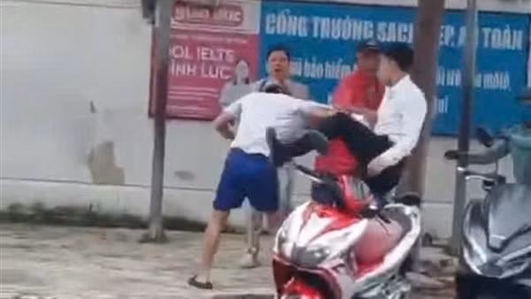 Điều tra người đàn ông hành hung người khác trước cổng trường học ở Nha Trang