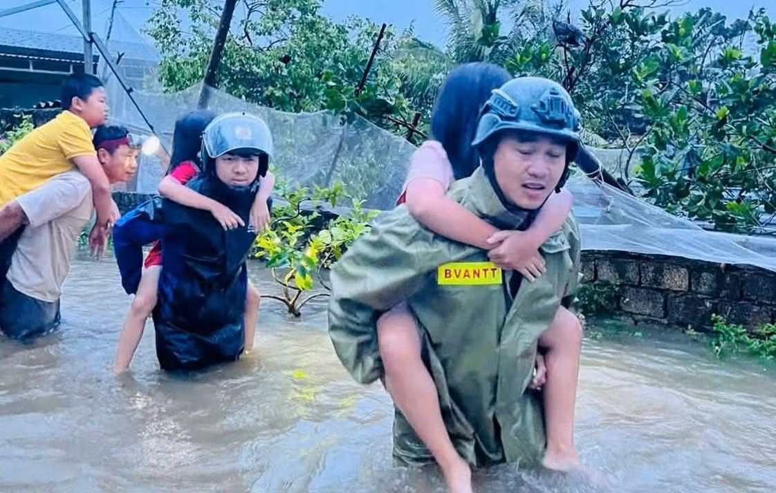 Công an Thanh Hoá ứng phó kịp thời nhiều sự cố trong đêm mưa bão -0