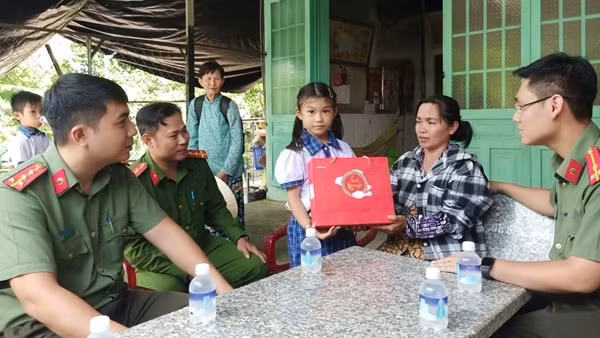 “Con nuôi Công an xã” – Vòng tay giữa đời thường