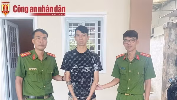 Bắt "nóng" đối tượng đâm trọng thương tài xế xe ôm, cướp tài sản