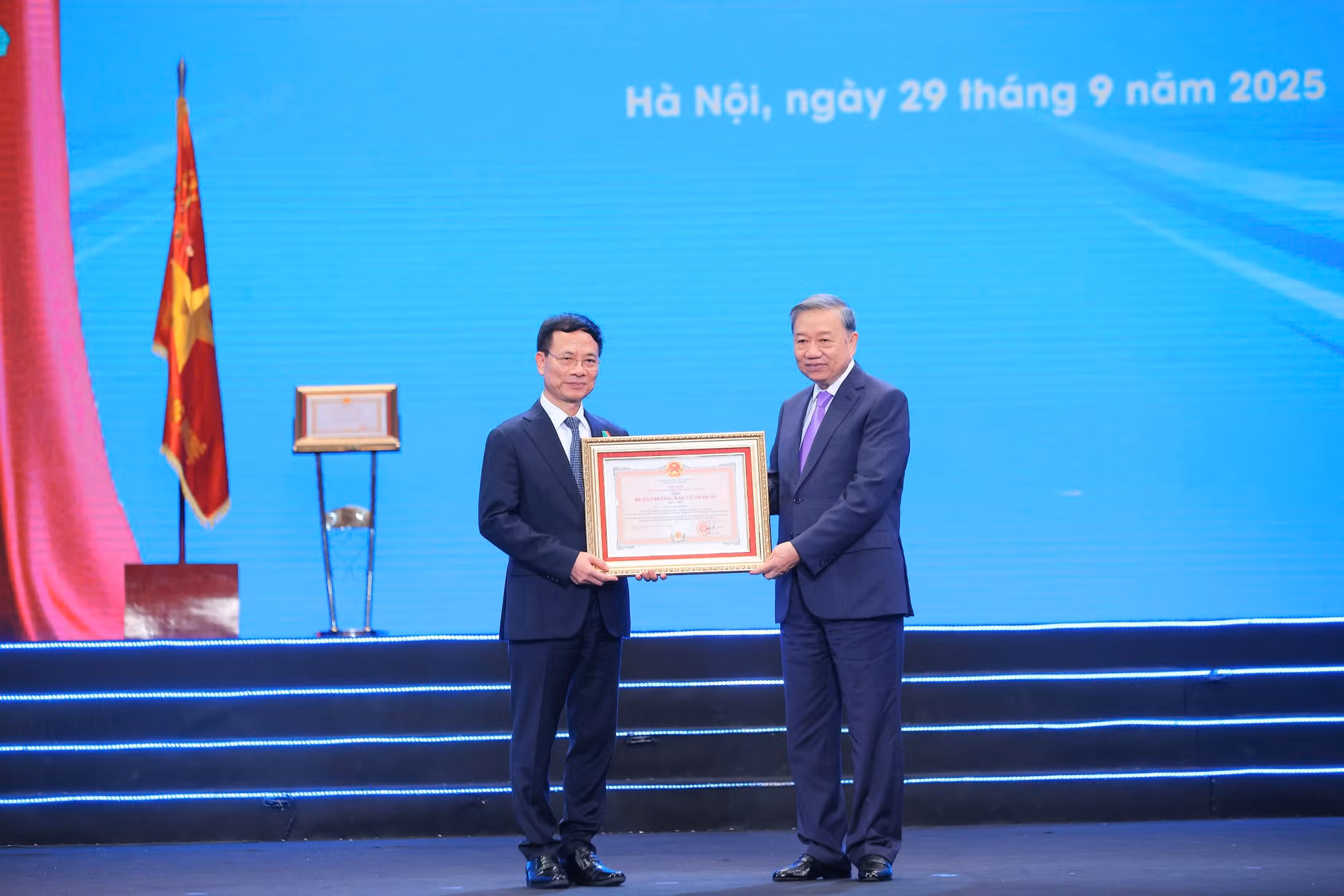Tổng Bí Thư Tô Lâm tặng Bộ Khoa học và Công nghệ 10 chữ vàng: Tự chủ, trí tuệ, công nghệ đột phá, hội nhập -0