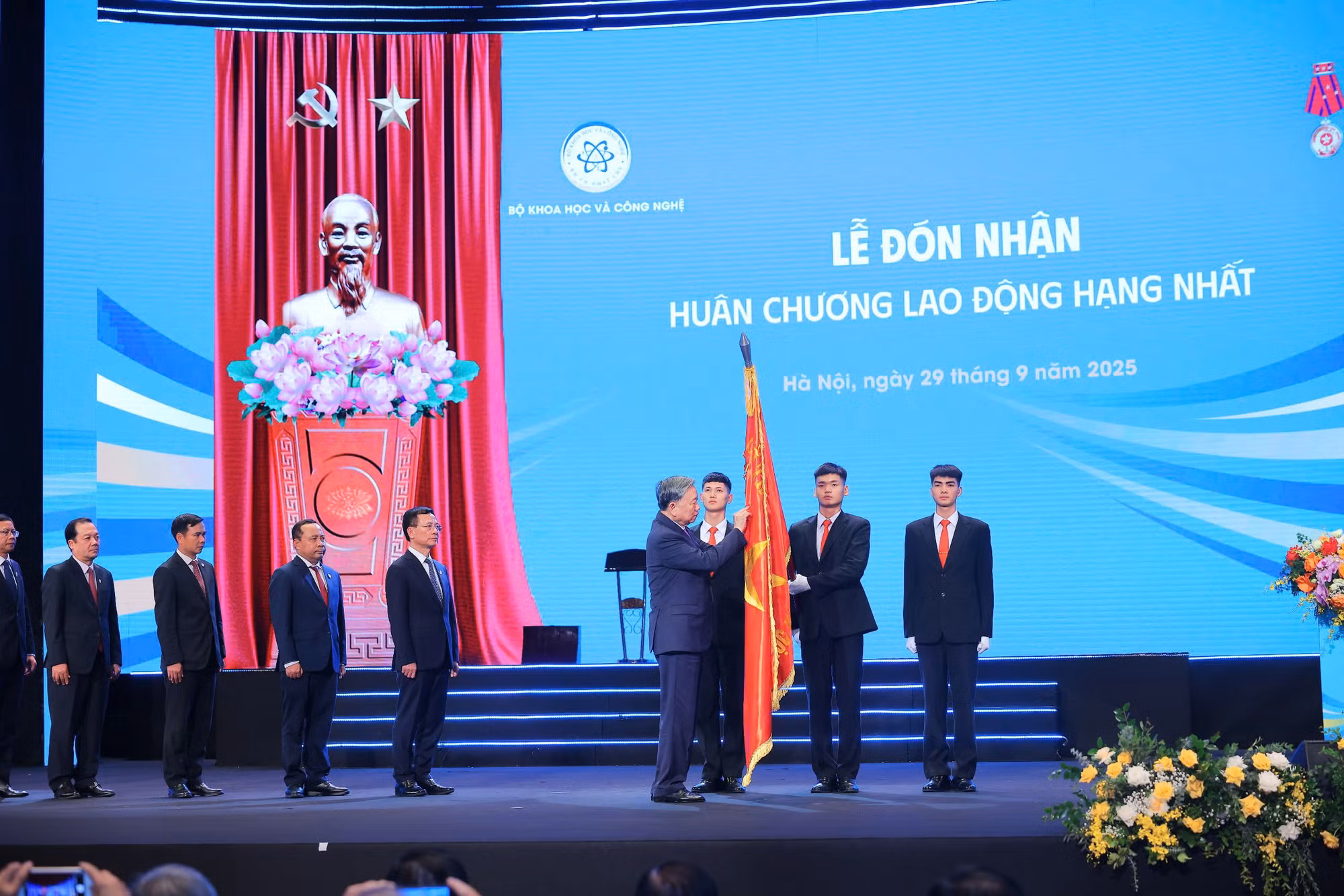 Tổng Bí Thư Tô Lâm tặng Bộ Khoa học và Công nghệ 10 chữ vàng: Tự chủ, trí tuệ, công nghệ đột phá, hội nhập -0