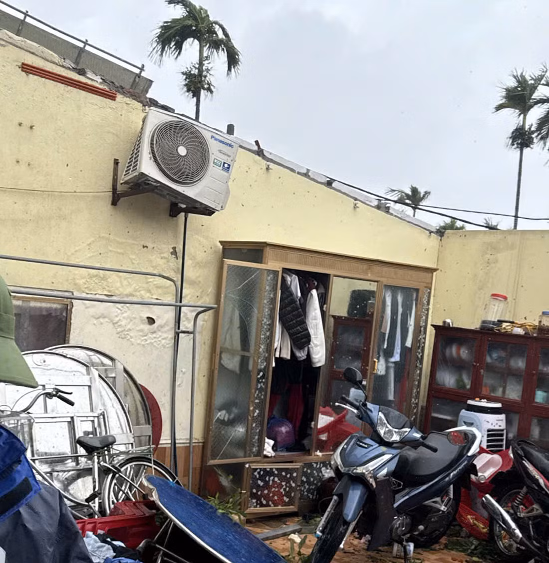 Lốc xoáy quét qua một số xã ở Ninh Bình để lại hậu quả nặng nề -2