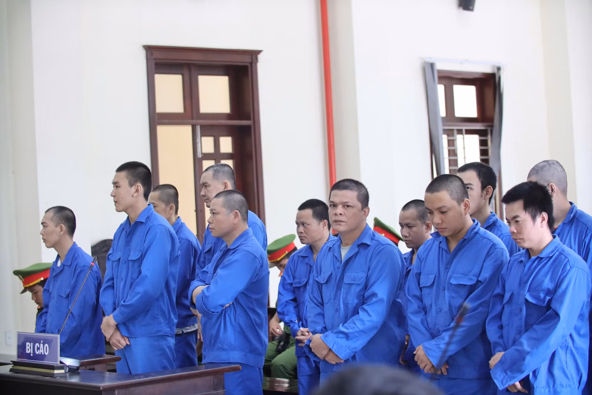 Băng cướp chuyên đặt “bàn chông” trên đường để cướp xe chở thuốc lá lậu lãnh án -0