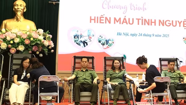 Cán bộ chiến sỹ Cụm thi đua số 7 sôi nổi hiến máu tình nguyện