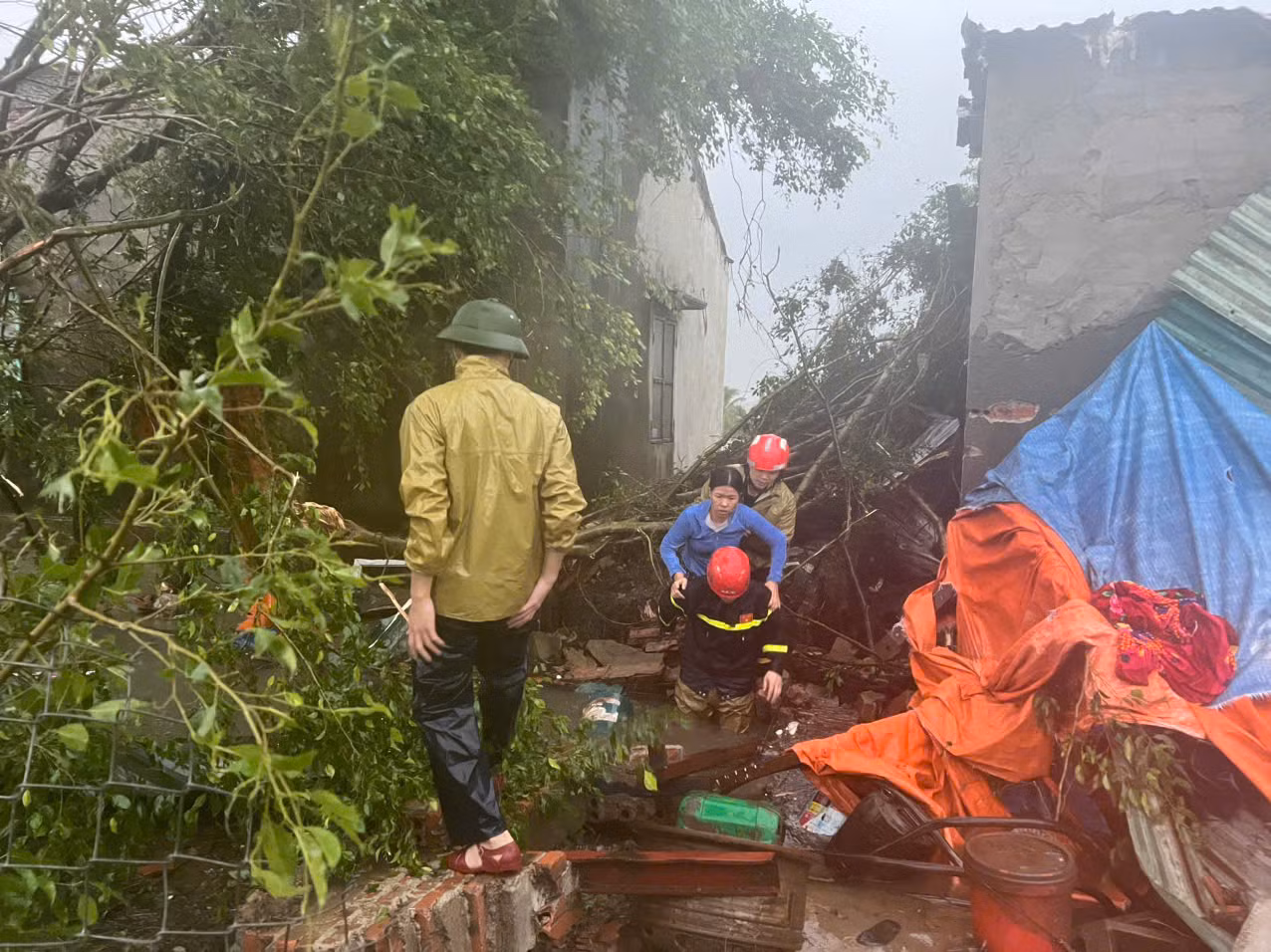 1. giai cuu dan o hoang phu.jpg -0