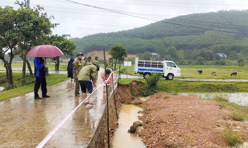 Khẩn trương di dời dân, bảo vệ tài sản trước thời điểm bão số 10 đổ bộ -0