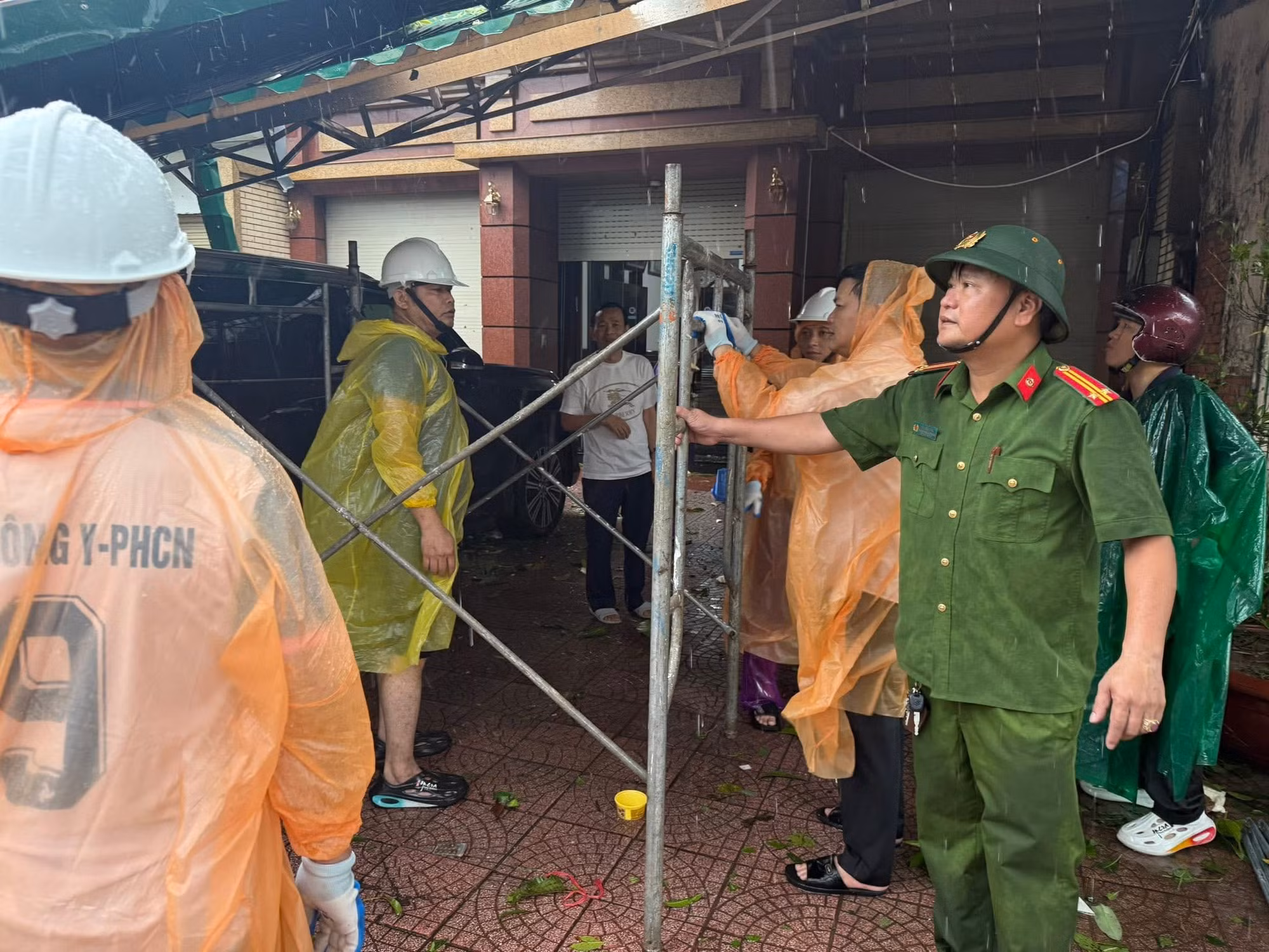 Công an Nghệ An khẩn trương khắc phục hậu quả bão số 10 -0