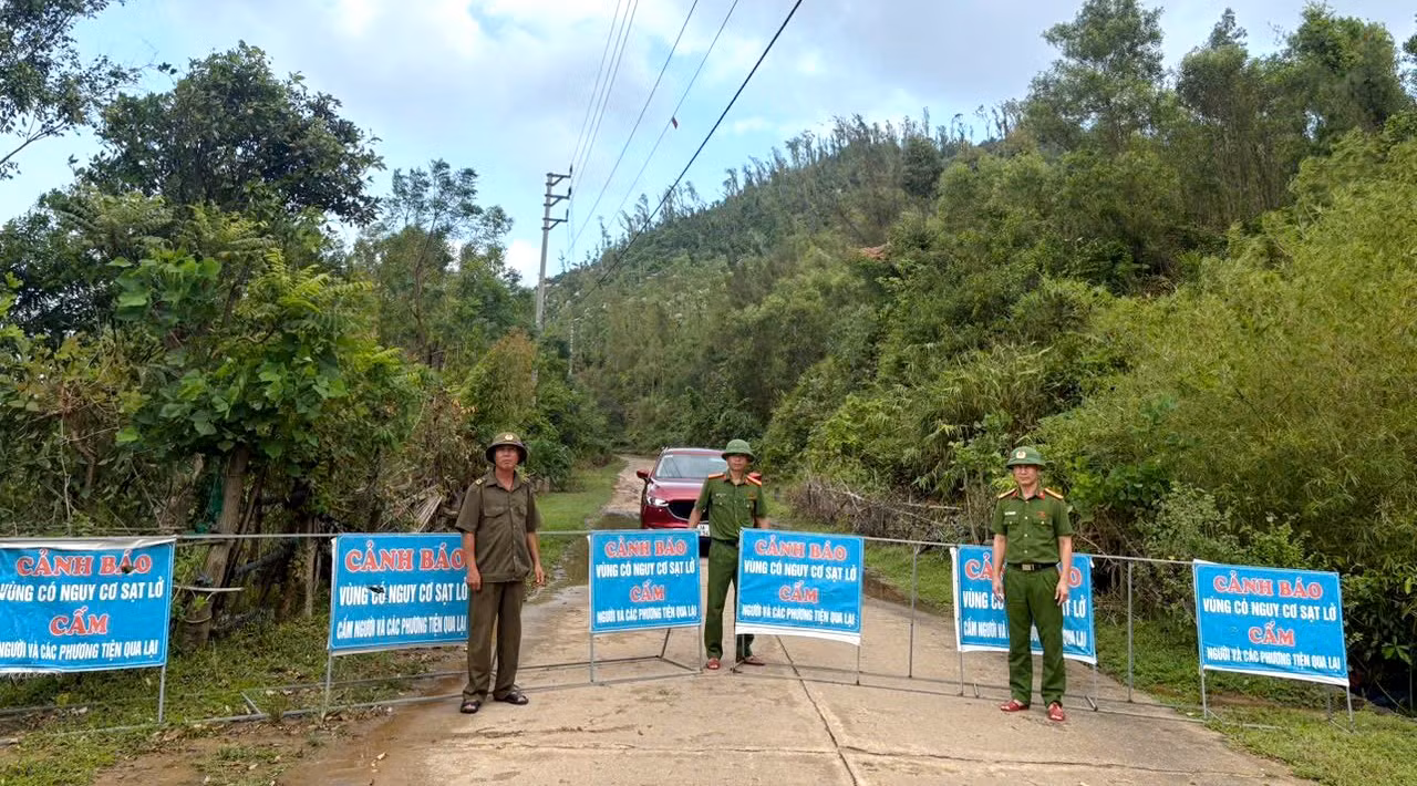 Khẩn trương di dời dân, bảo vệ tài sản trước thời điểm bão số 10 đổ bộ -0