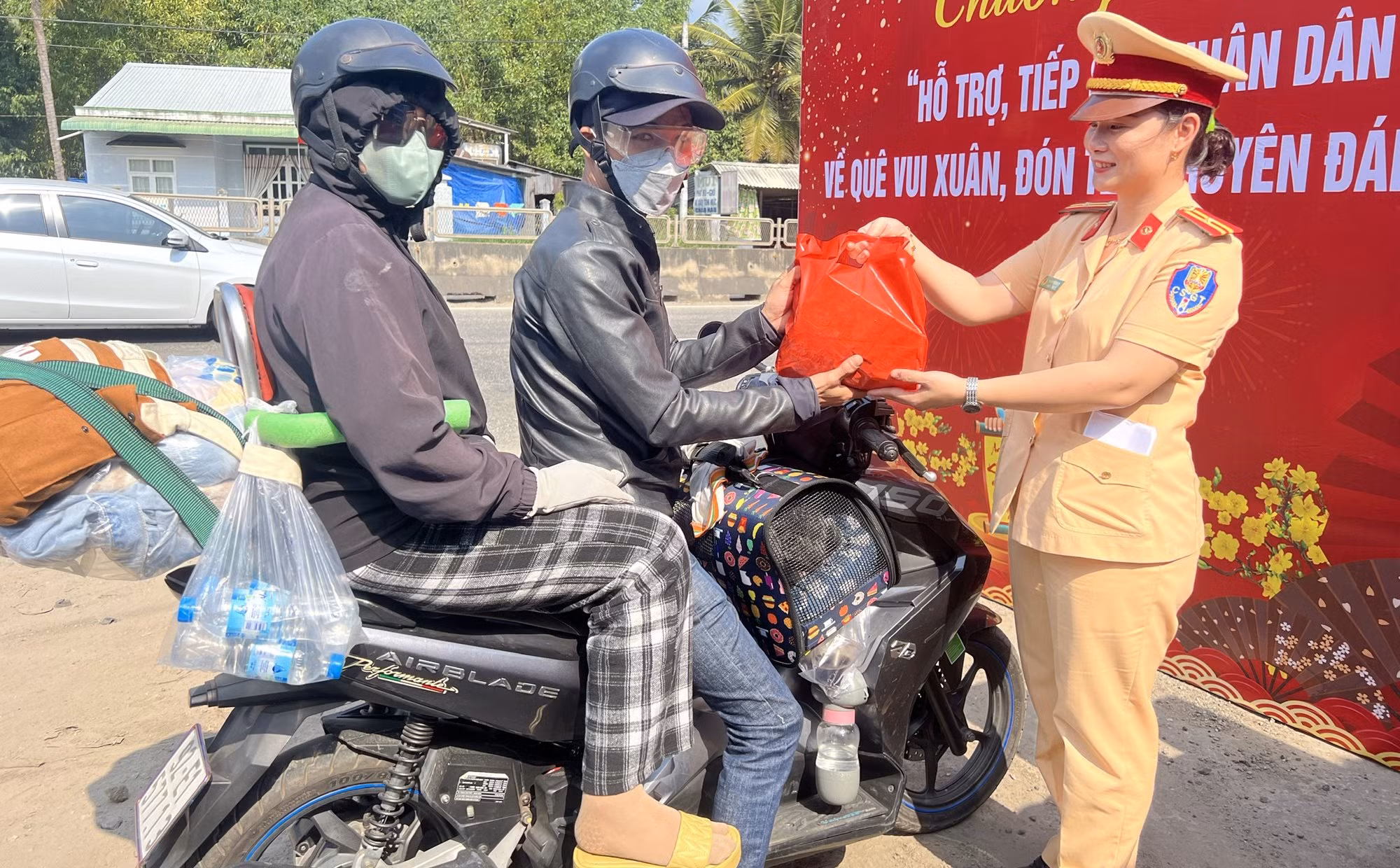 CSGT Quảng Nam, Quảng Ngãi sẻ chia vất vả với người dân về quê đón Tết -0