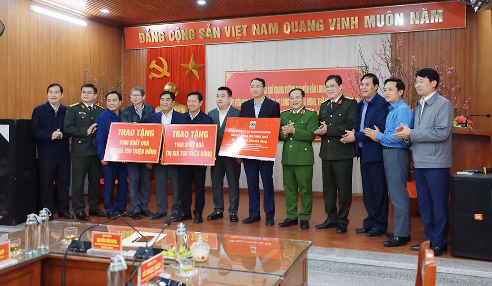 Thứ trưởng Nguyễn Văn Long chúc Tết các đơn vị vũ trang trên địa bàn tỉnh Cao Bằng -1