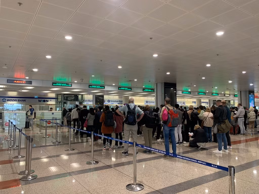 Chuyện về những người đón Tết muộn ở sân bay -0