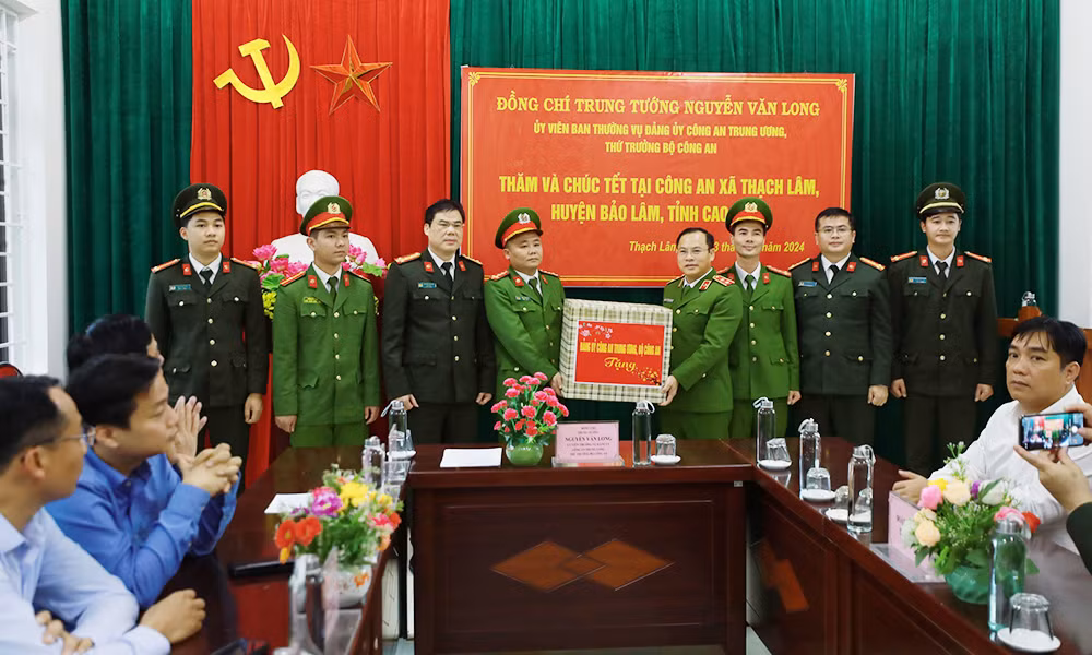 Thứ trưởng Nguyễn Văn Long chúc Tết các đơn vị vũ trang trên địa bàn tỉnh Cao Bằng -2