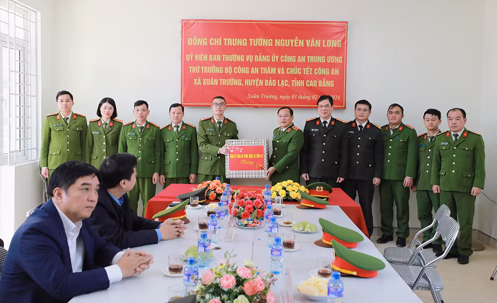 Thứ trưởng Nguyễn Văn Long chúc Tết các đơn vị vũ trang trên địa bàn tỉnh Cao Bằng -1