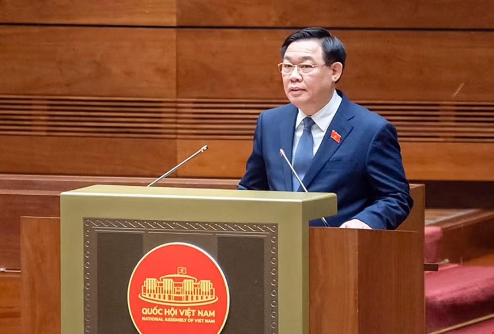 Chủ tịch Quốc hội Vương Đình Huệ ký chứng thực Luật Đất đai (sửa đổi) và Luật Các tổ chức tín dụng (sửa đổi) -0