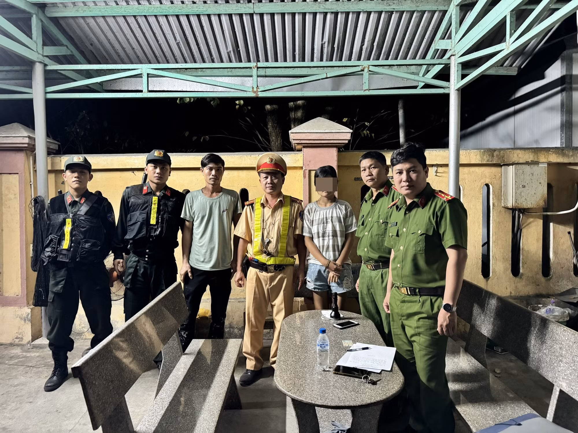 CSGT giải cứu bé gái trên ôtô bị kẻ xấu dụ dỗ vào Nam -0