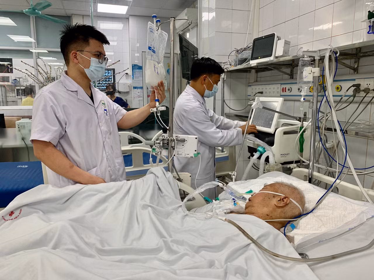 Bác sĩ Bệnh viện 19-8 xuyên Tết cấp cứu người bệnh -0