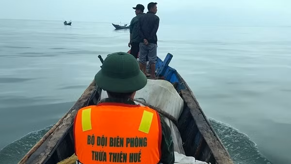Thuyền đánh cá bị sóng đánh chìm ở cửa sông, một ngư dân mất tích