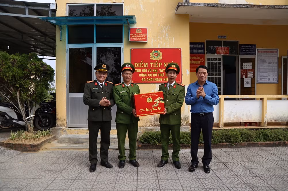 Thứ trưởng Bộ Công an Lê Quốc Hùng thăm Công an xã, tặng 1000 phần quà cho hộ gia đình có hoàn cảnh khó khăn -0