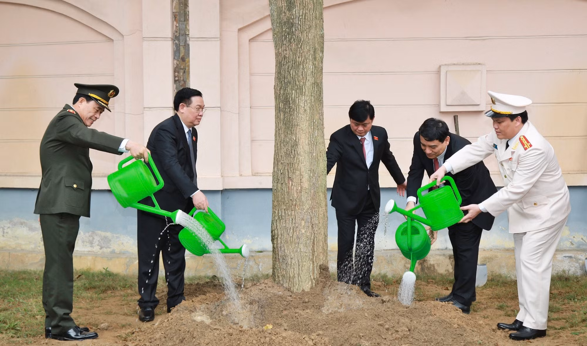 Chủ tịch Quốc hội Vương Đình Huệ thăm và chúc Tết Công an tỉnh Nghệ An -0