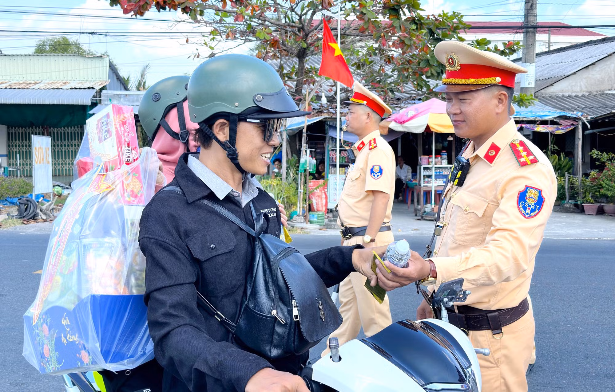 Trạm tiếp sức làm mát lòng người dân miền Tây về quê đón Tết ảnh 10