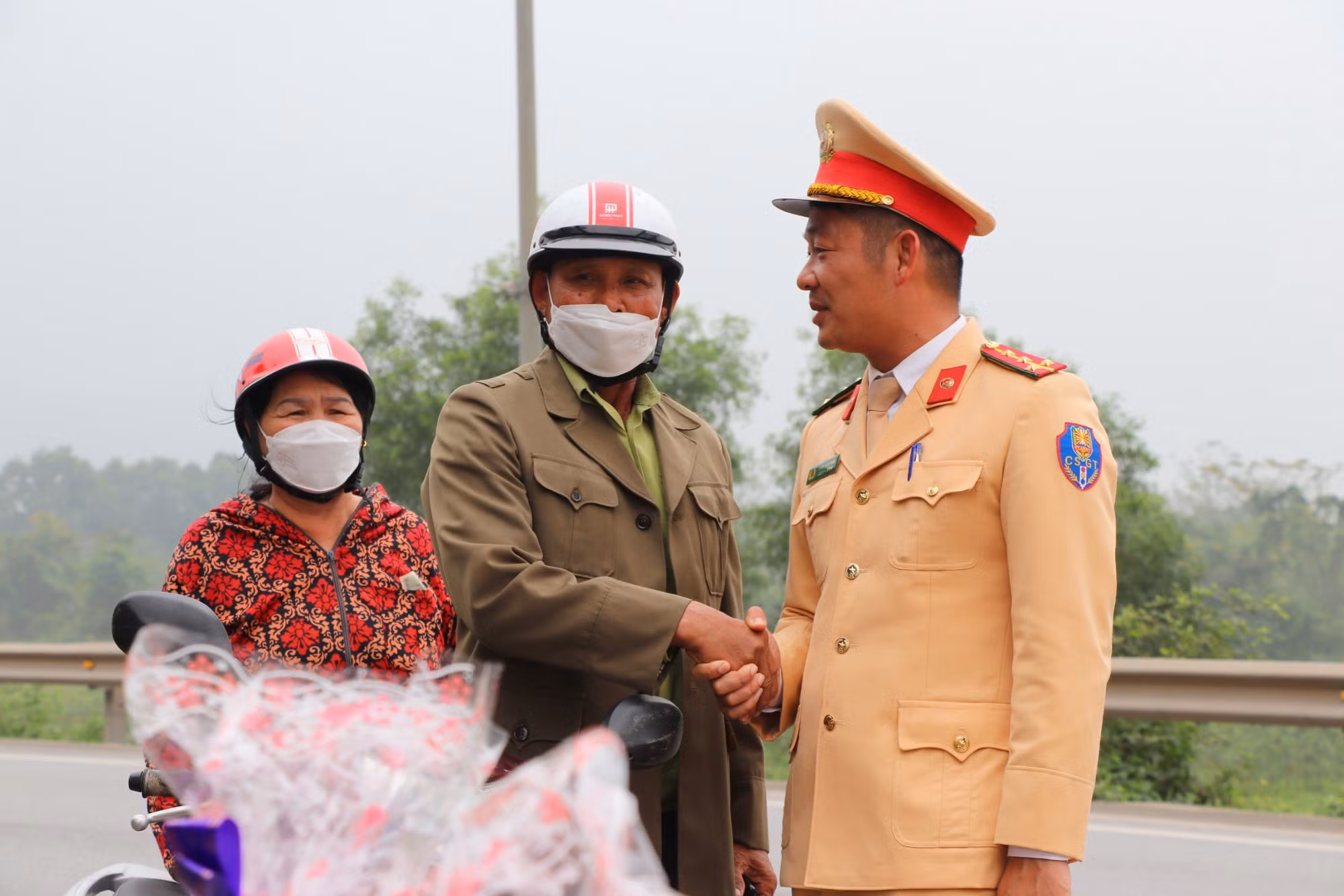  Cảnh sát giao thông tặng quà những người dân xa quê về ăn Tết -0