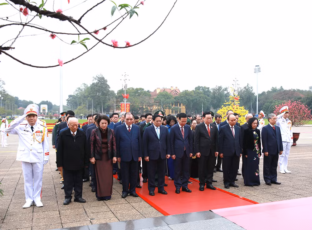 Lãnh đạo Đảng, Nhà nước và Bộ Công an vào Lăng viếng Chủ tịch Hồ Chí Minh -0